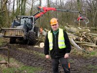 Bernd Strauß mit seinem Waldtraktor bei der Rückearbeit im Wald